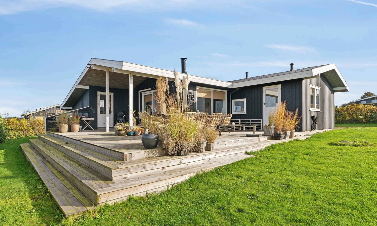 Skastrup Strand House | North Funen summer house with a view