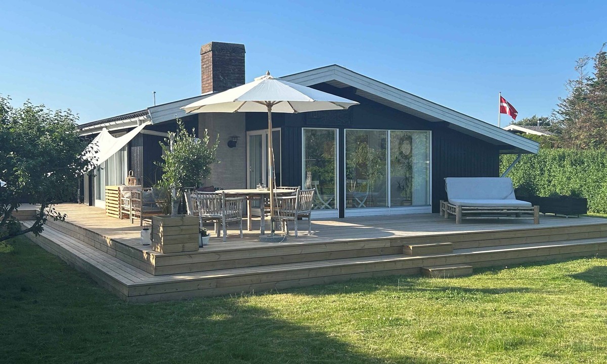 Skastrup Strand House | North Funen summer idyll by the water