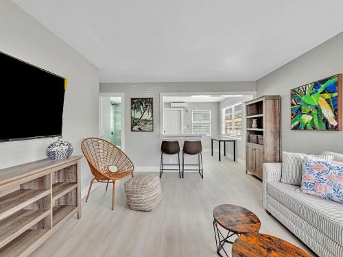North Beach Apartment | North Hollywood Beach 1BR | Walk to Ocean