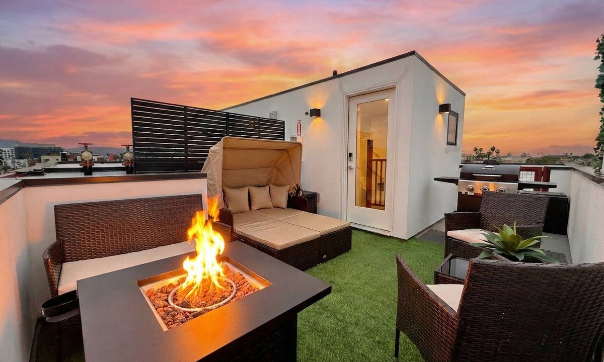 NoHo Arts District Apartment | North Hollywood Loft Rooftop Firepit BBQ Gym Near Universal Studios+Warner Bros