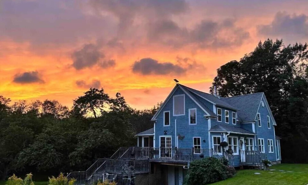 North River Bridge House | North River LodgenBeautiful Century home with 4 bedrooms and 3 bathrooms