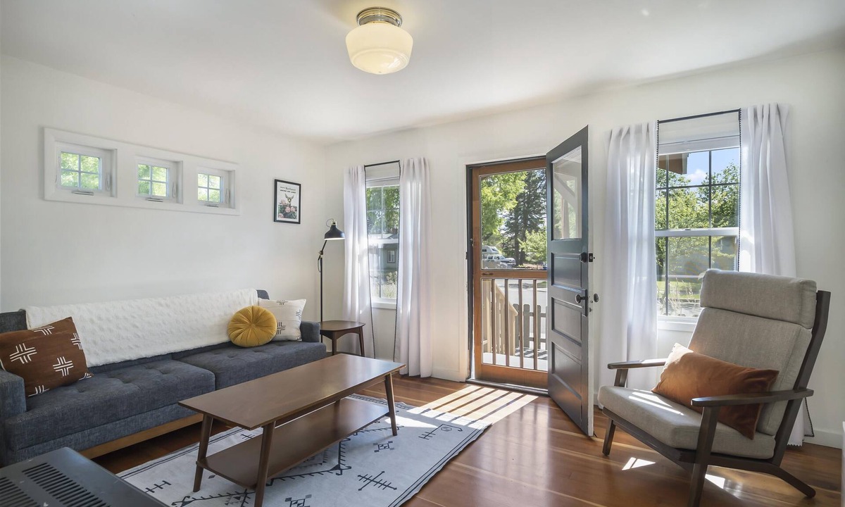 Old Bend Cottage | North Sister - Bungalow Charm, Fireplace, Queen bed, Parking