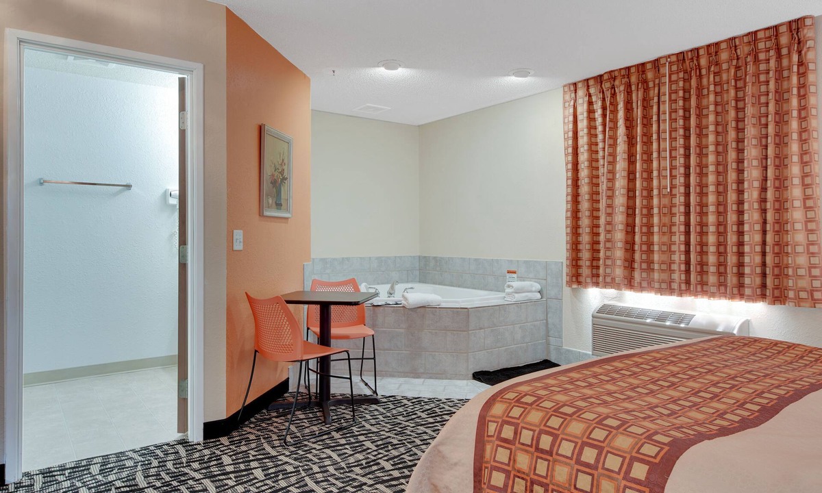Finlayson Hotel | North Town Inn & Suites