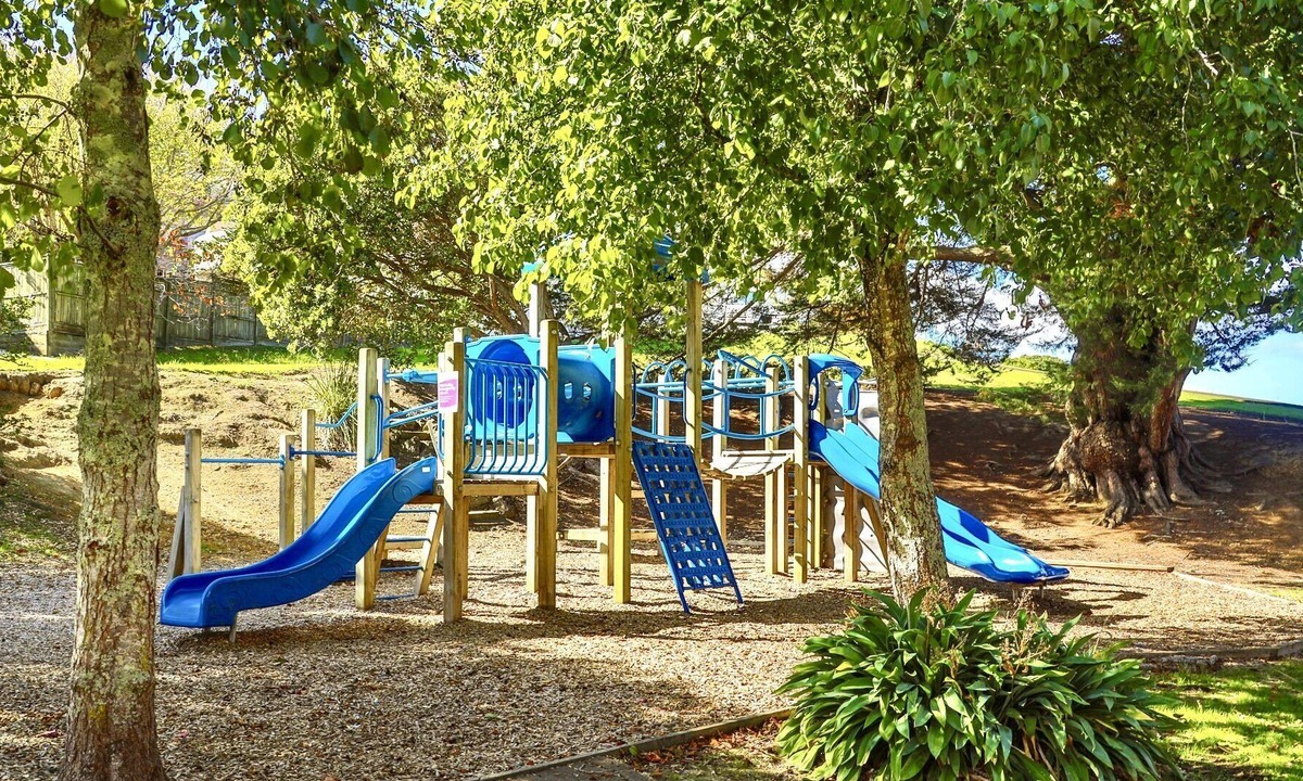 Northcote House | Northcote Point with Cityscape View.