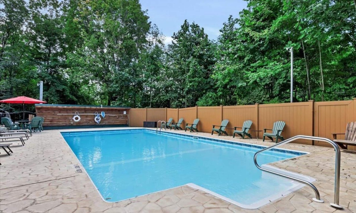 Lake George Resort | Northern Acres Resort with 20 bedrooms and WiFi, AC in serene Lake George