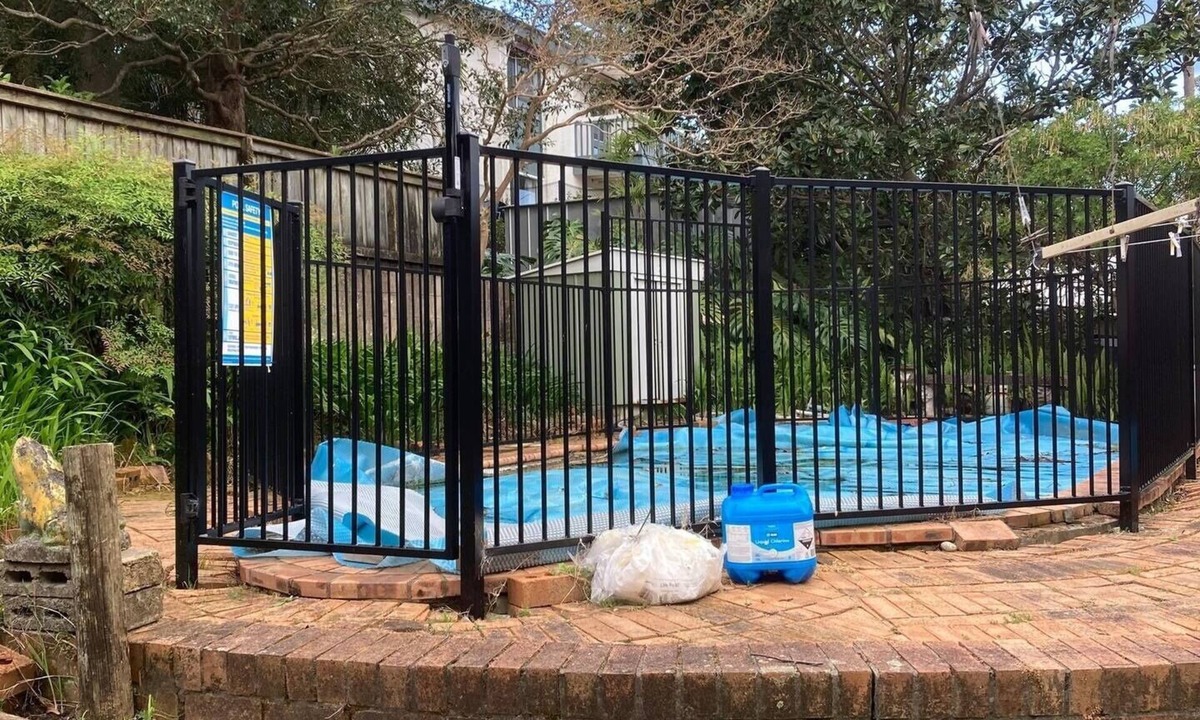 Mona Vale House | Northern Beaches home with large pool & backyard