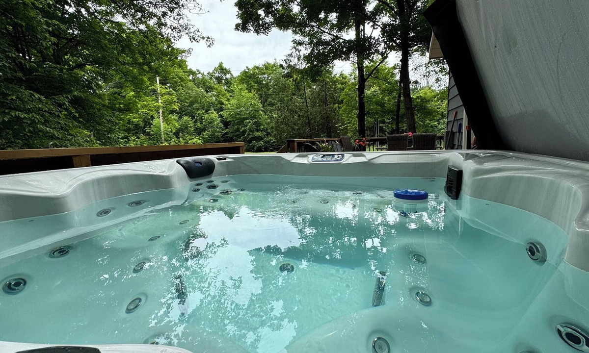 Bobcaygeon Cottage | Northern Cottage with Hot Tub, Trent Lakes