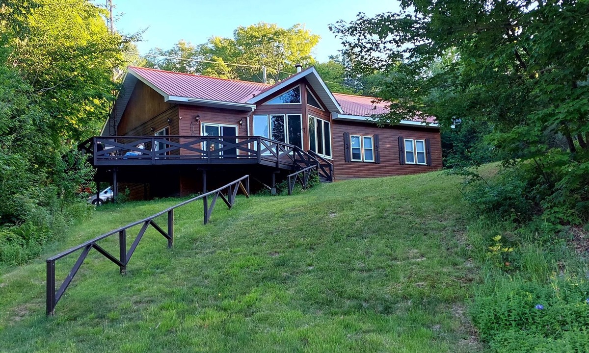 Iron Bridge Cottage | Northern Haven on a Crystal-Clear Lake. Ideal for family-style gatherings
