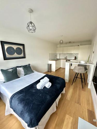Lavender Fields House | Northern Line Studio Stay with Free Parking