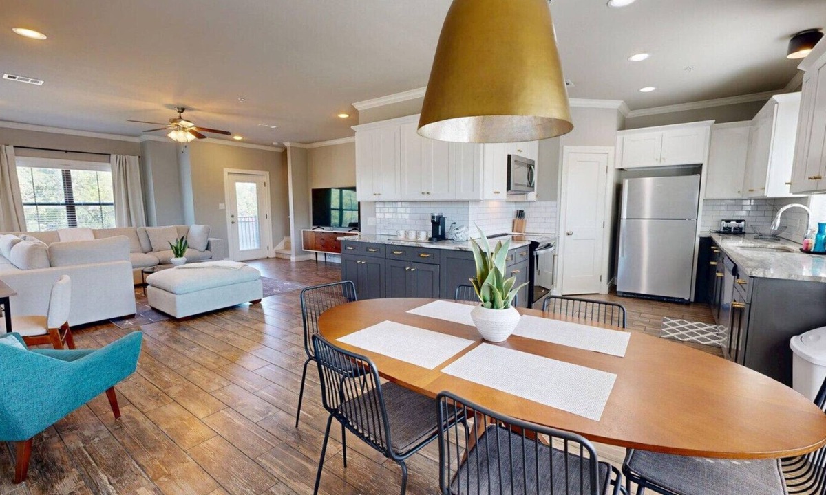 College Station Villa | Northgate Landing- Walk to A&M & Nightlife