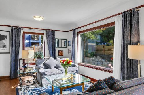 Maple Leaf Apartment | Northgate Station