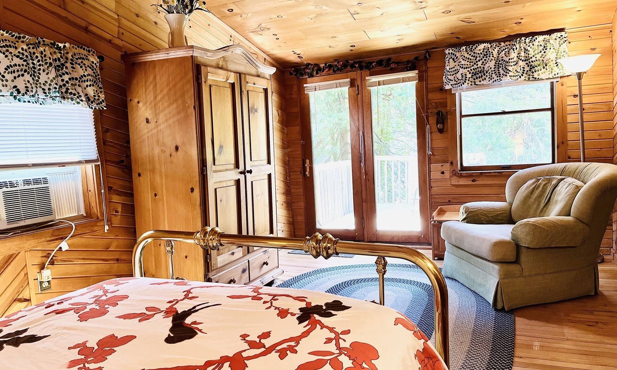 Ephraim House | Northwind Cottage #1, Families and dogs welcome! Walk to the village and the beach!