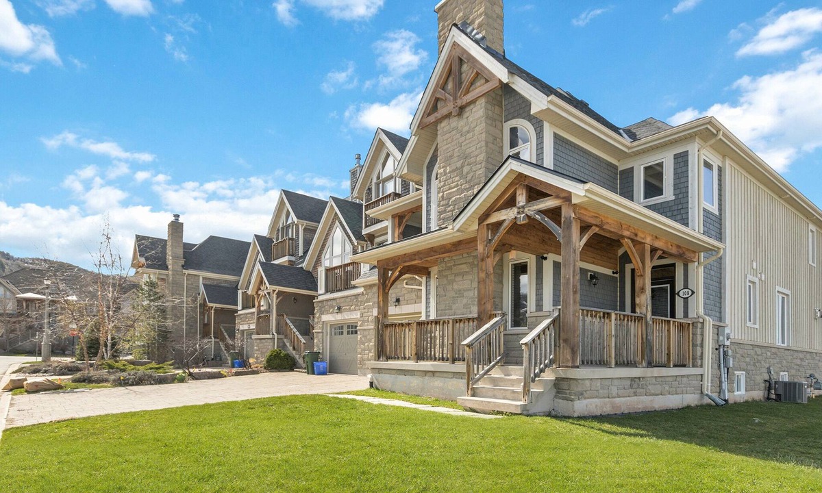 Craigleith Ski Chalet | Northwinds Ridge Chalet - Luxury Blue Mountain Fall Escape w Hot Tub