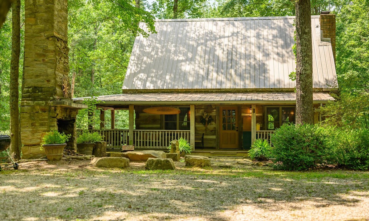 Gnaw Bone Cabin | Nostalgic log cabin with antique furnishings. Pet-friendly!