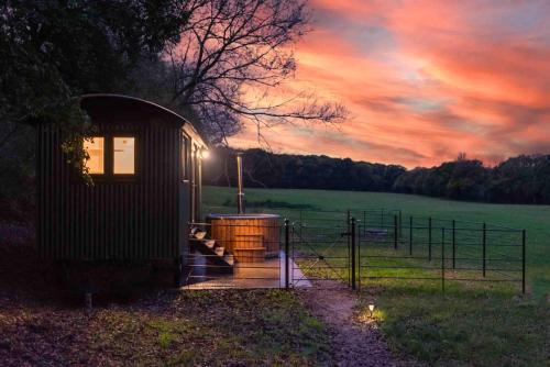 Golden Cross Cabin | NOT OPERATING, BOOKINGS WILL BE REMOVEd