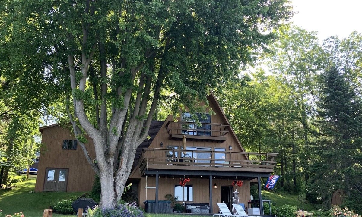 Wolcott House | ‘Not To Worry’ Waterfront Home