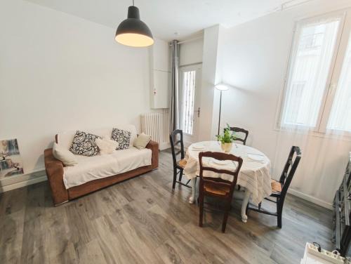 5th Arrondissement Apartment | Notre Dame in Latin Quarter Stylish Flat for 6