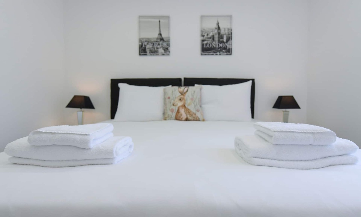 Gedling Apartment | Nottingham 2-BR Apartment w/Parking