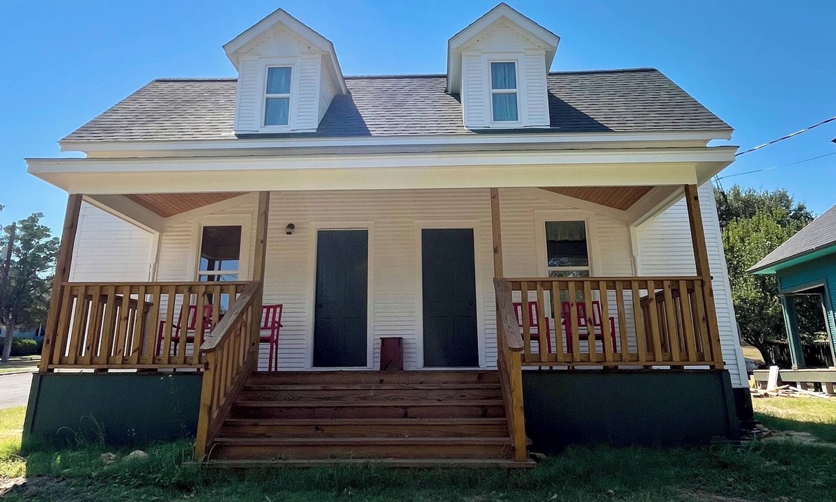 Shiner House | Novak Farmhouse - located 3 blocks from the Shiner Brewery