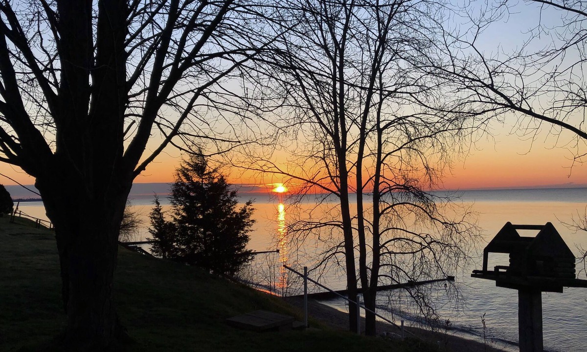 Romney House | NOW THAT'S COZY - Elegant 3 BR on private sandy beach waterfront on Lake Erie