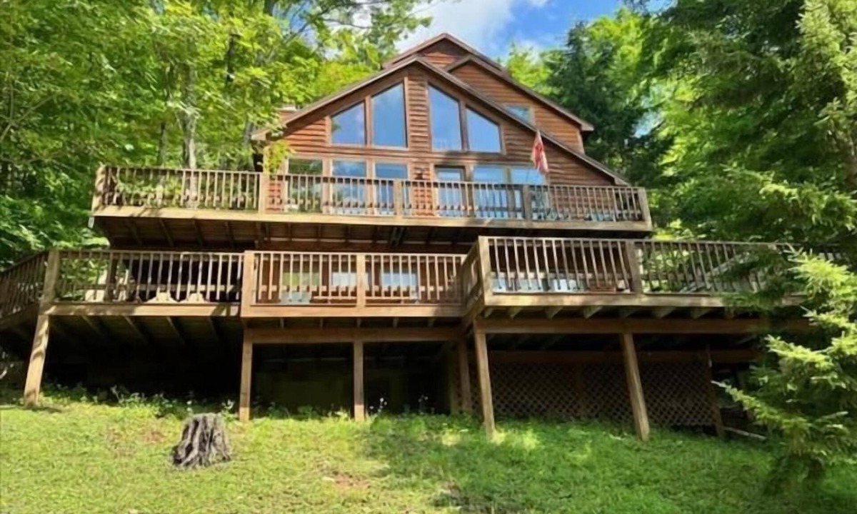 Davis House | NP75-Views! Close to towns! Hot tub!