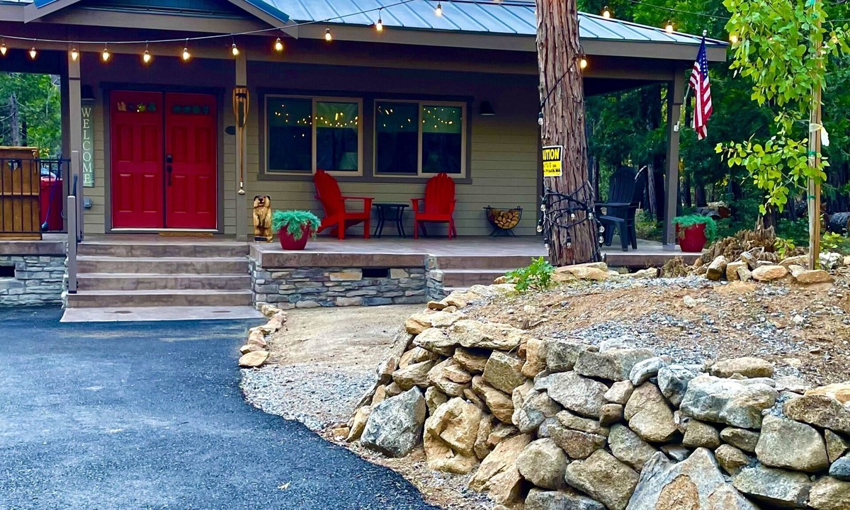 Dorrington Cabin | nPERFECT HOME BASE FOR LAKES, TRAILS, SNOW SKIING!