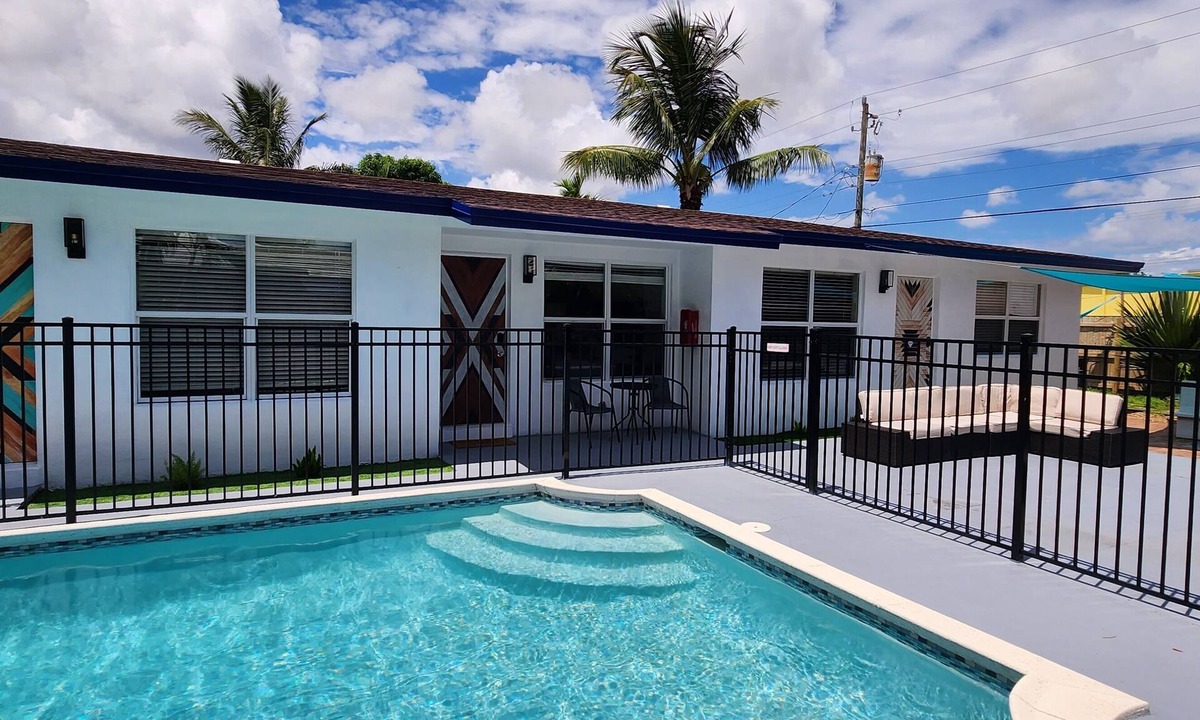 Central Oakland Park Villa | nPrivate & cozy Studio. Great location, Private Pool at the villa&Near the beach