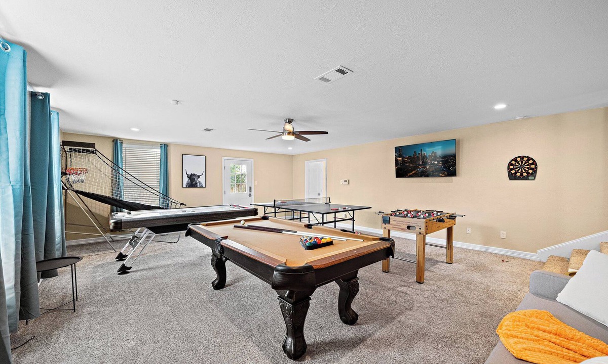 MacGregor House | Nr DT, Med Center, Midtown | Sleeps 16 | Game Room