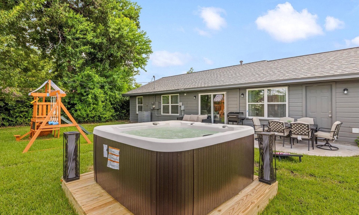 Central Southwest House | Nr Med Center + NRG | BBQ Hot Tub Swing Set Games