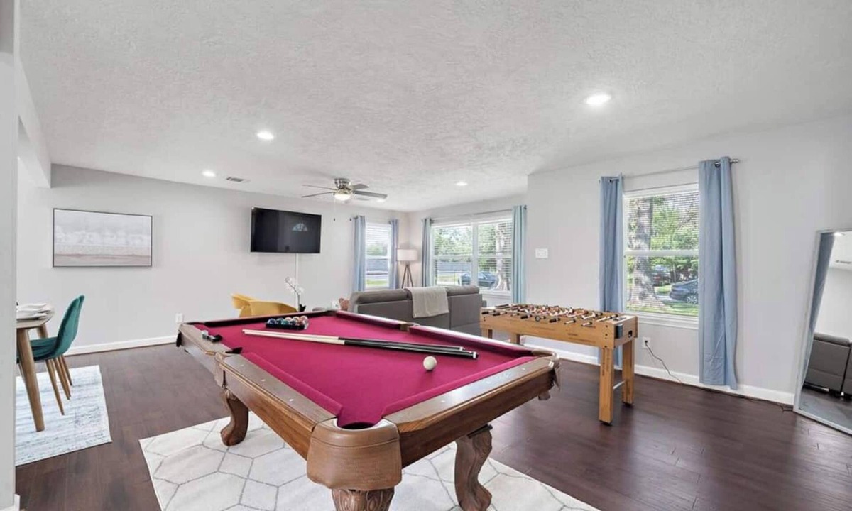 Bellaire House | Nr Med Center, NRG, Galleria Htown Getaway | Games