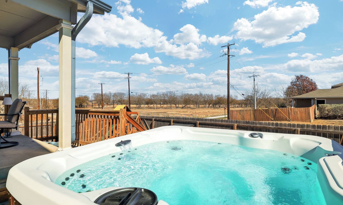 West San Antonio House | Nr Sea World Hot Tub Game Room Yard Swing Set BBQ