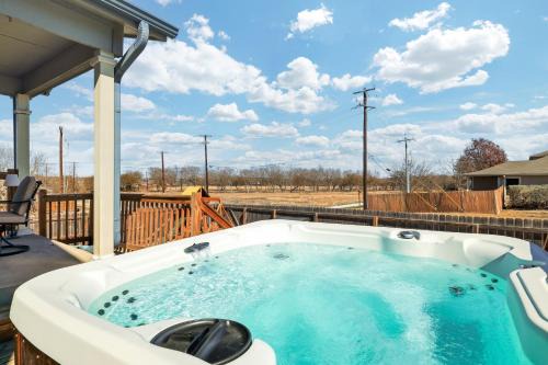 West San Antonio House | Nr Sea World Hot Tub Game Room Yard Swing Set BBQ