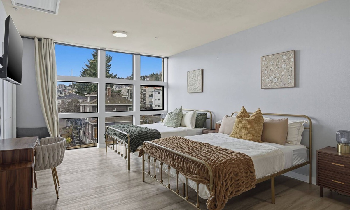 Lower Queen Anne House | nTraveler's Dream Cityscape with Space Needle views