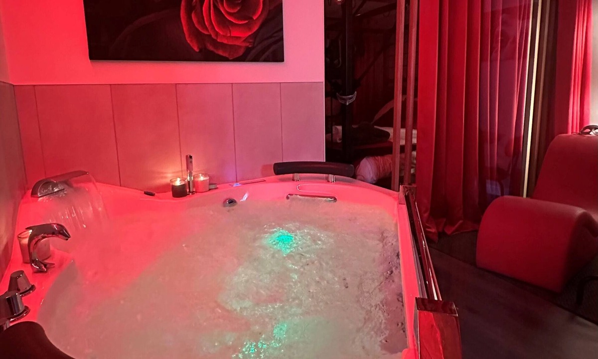Tournus Apartment | Nuit Défendue - Sauna Jacuzzi Secret room