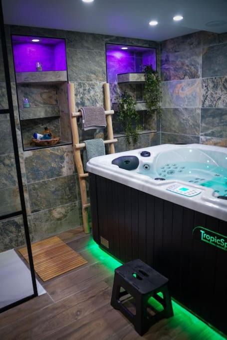 Quartier Vieux Marche-Cathedrale Apartment | Nuit de la sagesse "jacuzzi terrasse et parking privé"