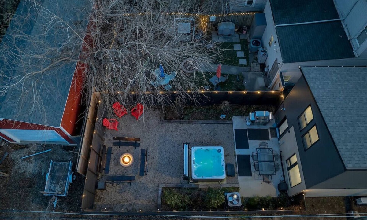 Phoenix Hill House | NULU-Fire Pit-Hot Tub-BBQ-King Bed-Fast Wifi