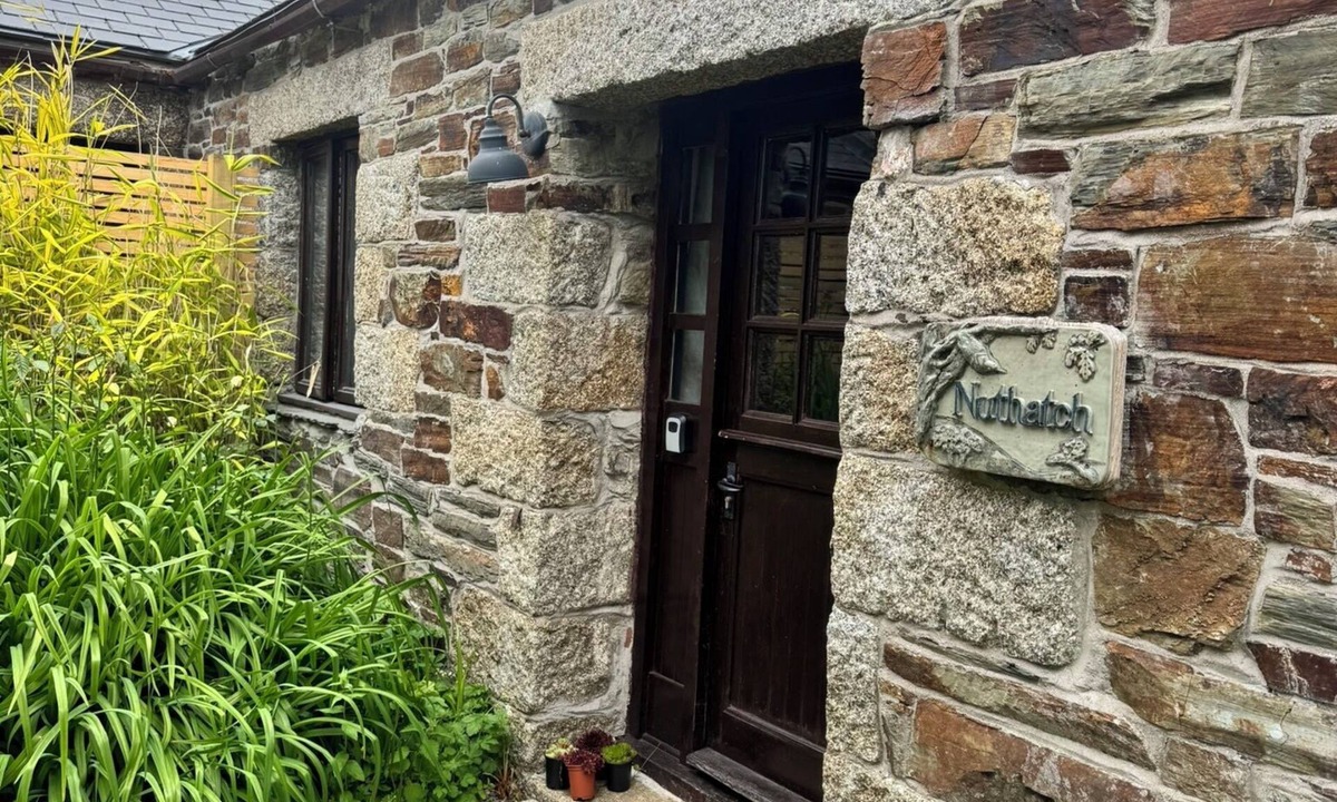 Mount Cottage | Nuthatch - Traditional Cornish Stone Cottage