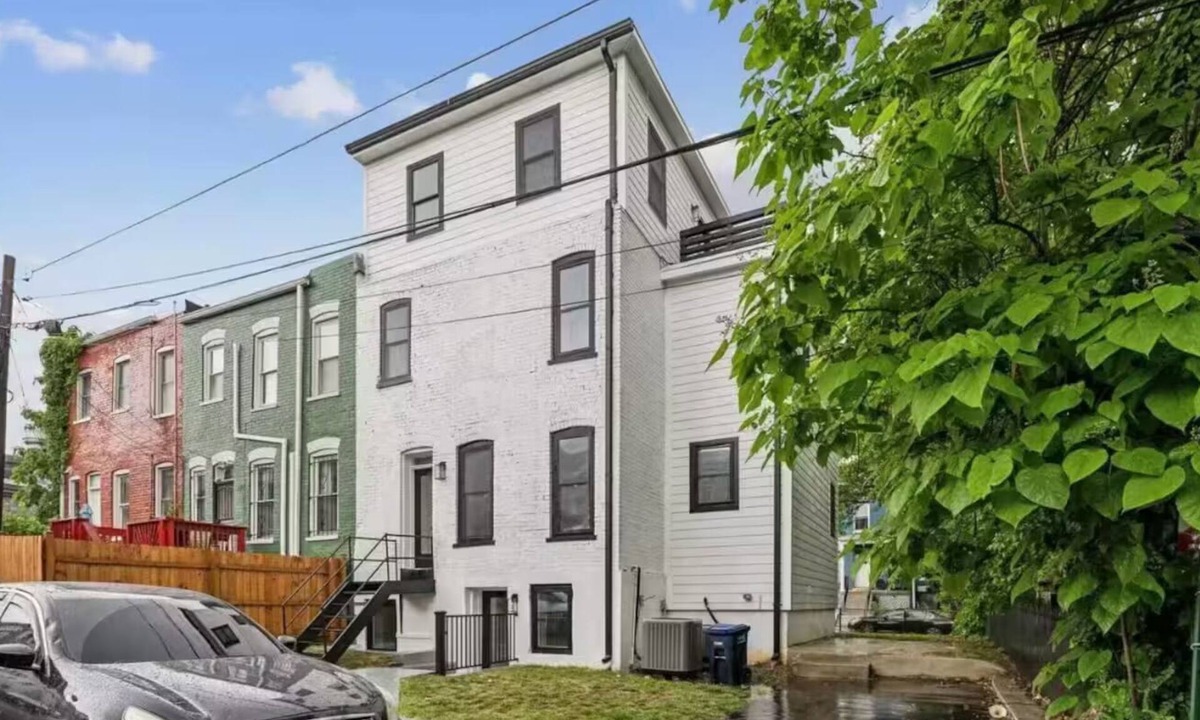 Northwest House | NW DC EV parking, deck, 2 Kitchens Sleeps 20+