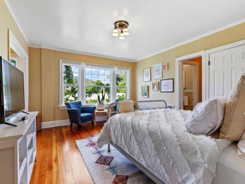 Alphabet Historic District House | NW Studio with a View