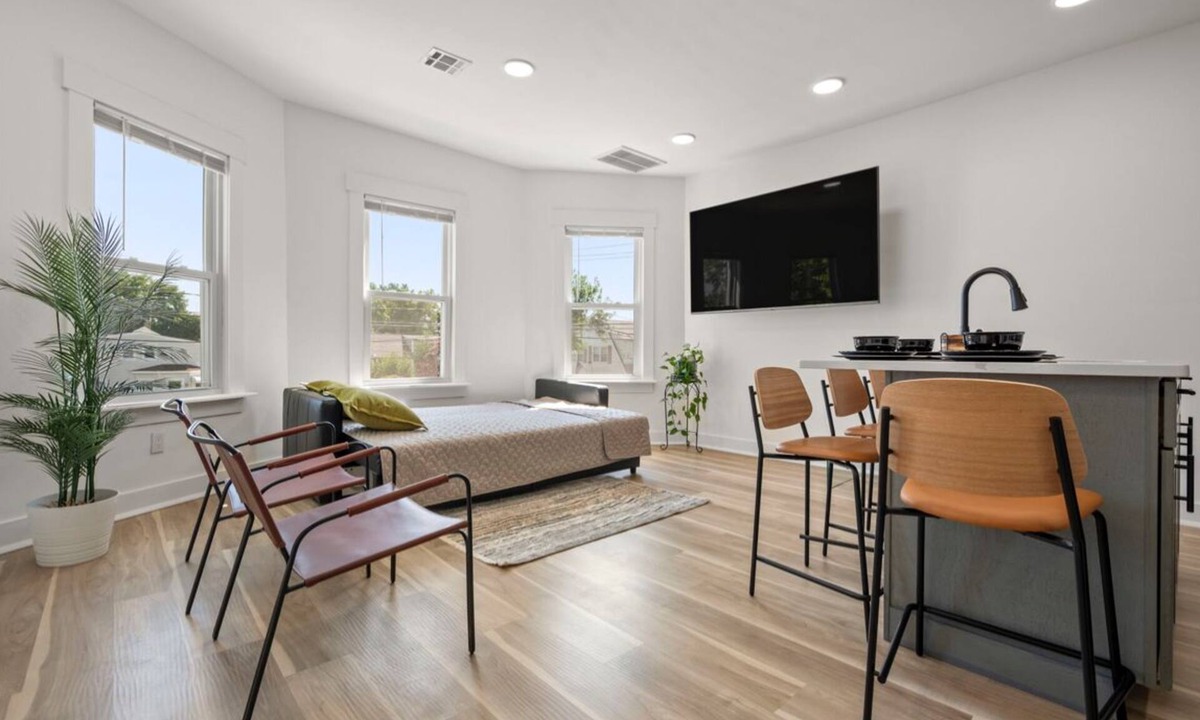 Fair Lawn Apartment | NYC Access 4BR Duplex/Sleeps 10, Free Parking