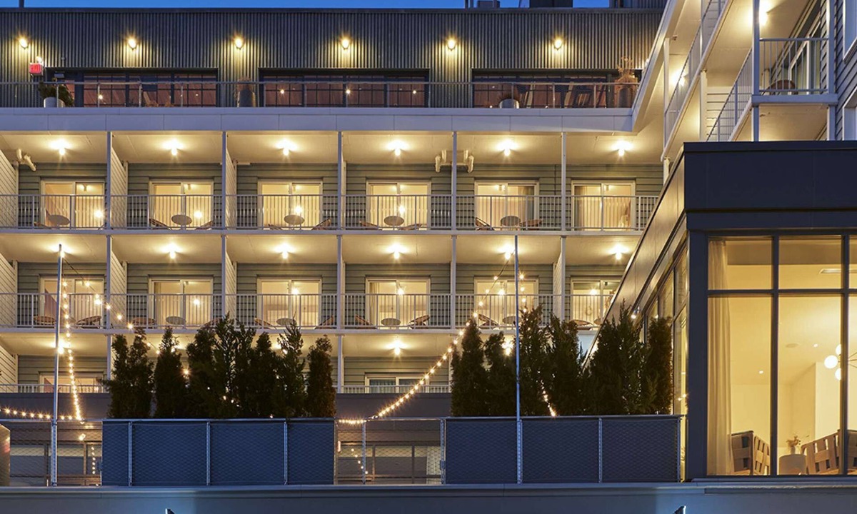 Queens Hotel | NYC Beach Stay | Spa. Pool. Shuttle + Rooftop Bar