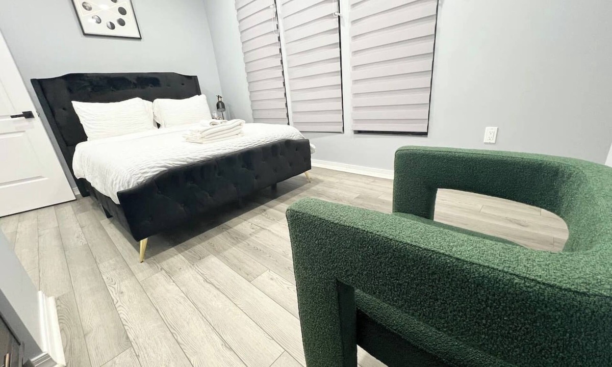 Edgewater Apartment | NYC Riverfront White Marble Sanctuary Free Parking