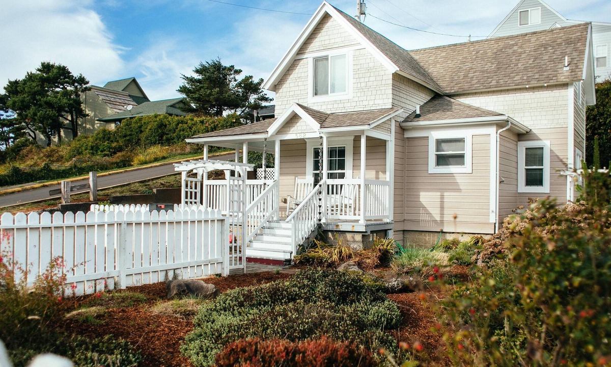 Newport House | Nye Beach Cottage, beach steps away!
