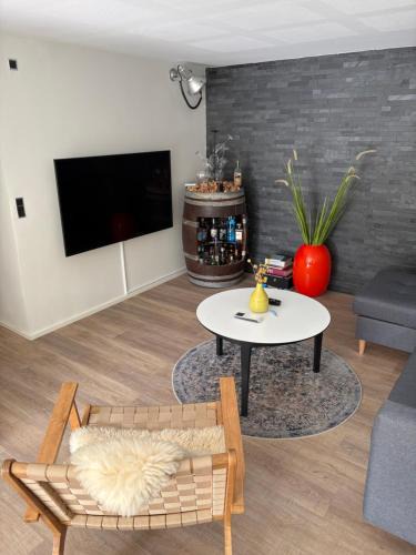 Viborg Apartment | Nyistandsat højloftet kælderlejlighed på 70 m2 i Viborg centrum, med plads til 4 personer