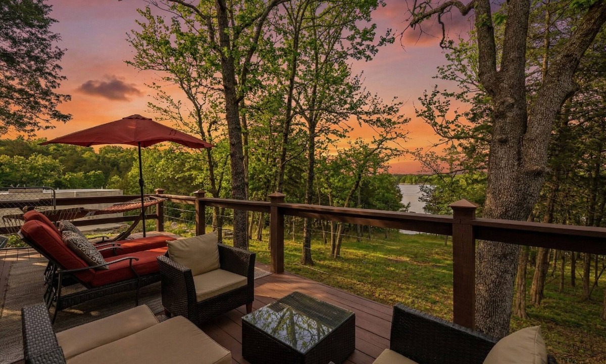 Eagle Rock Cabin | O'FishOwl Sister's Treehouse. Dog Friendly. EZ Water Access. 2 Marinas.
