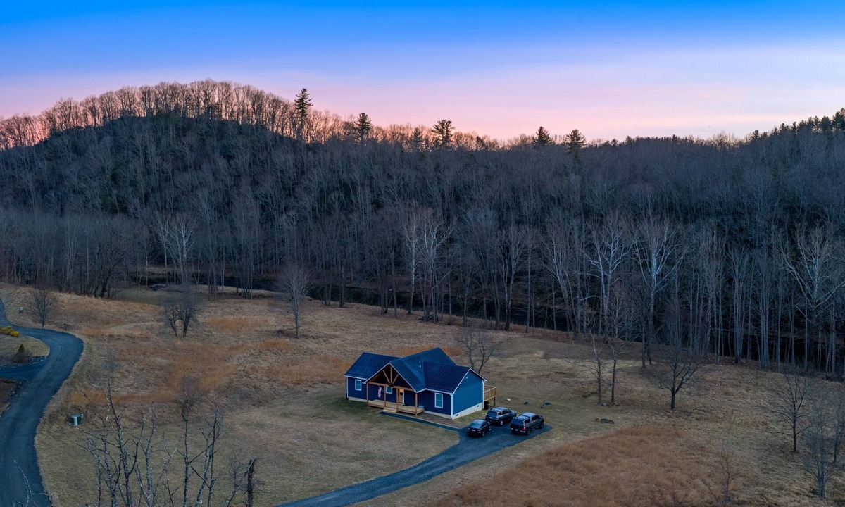 Lansing House | O'Neills Drift - Riverfront - Firepit - Fireplace
