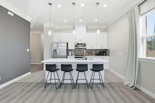 Greater Fondren Southwest House | O14B Single-Story 2BR Townhome with King Beds Private Gym