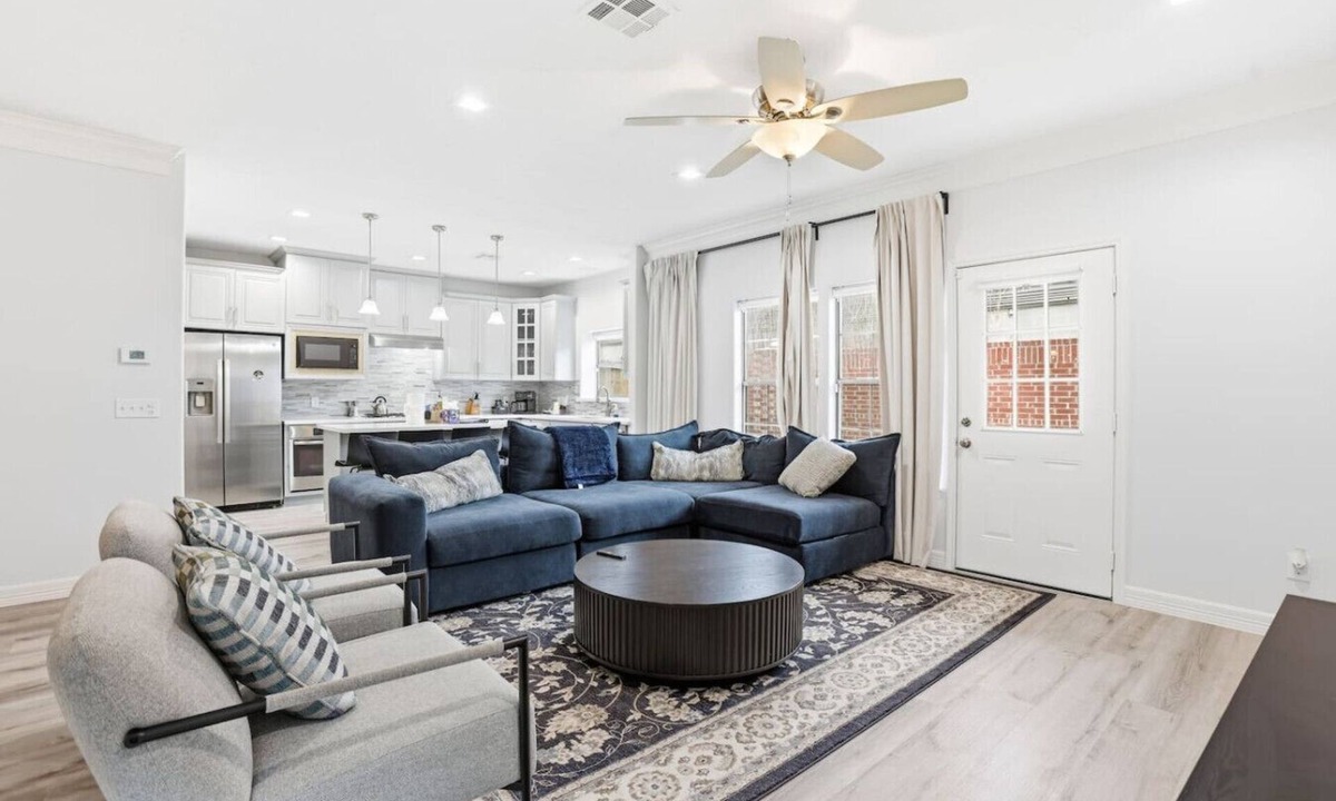 Greater Fondren Southwest Villa | O18B Spacious 3BR Home Sleeps 10 With Two Living Areas