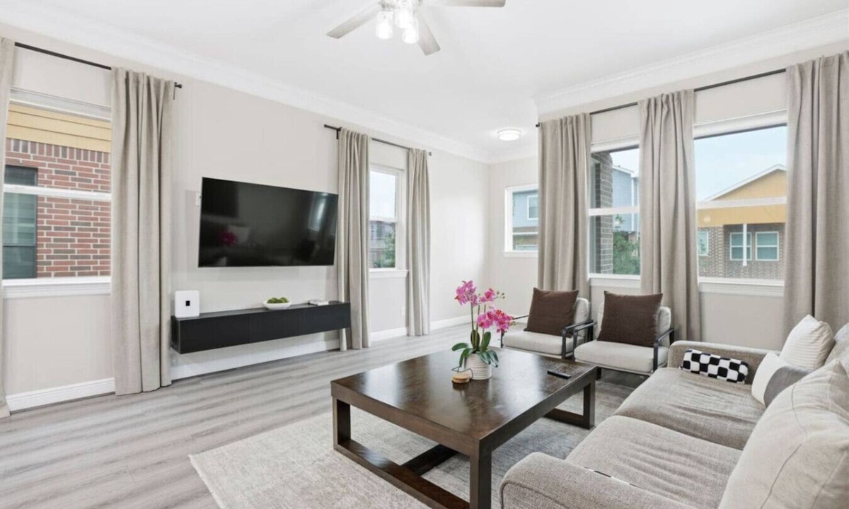Greater Fondren Southwest House | O26A Single Story 2BR Townhome with King Beds and Fenced Yard