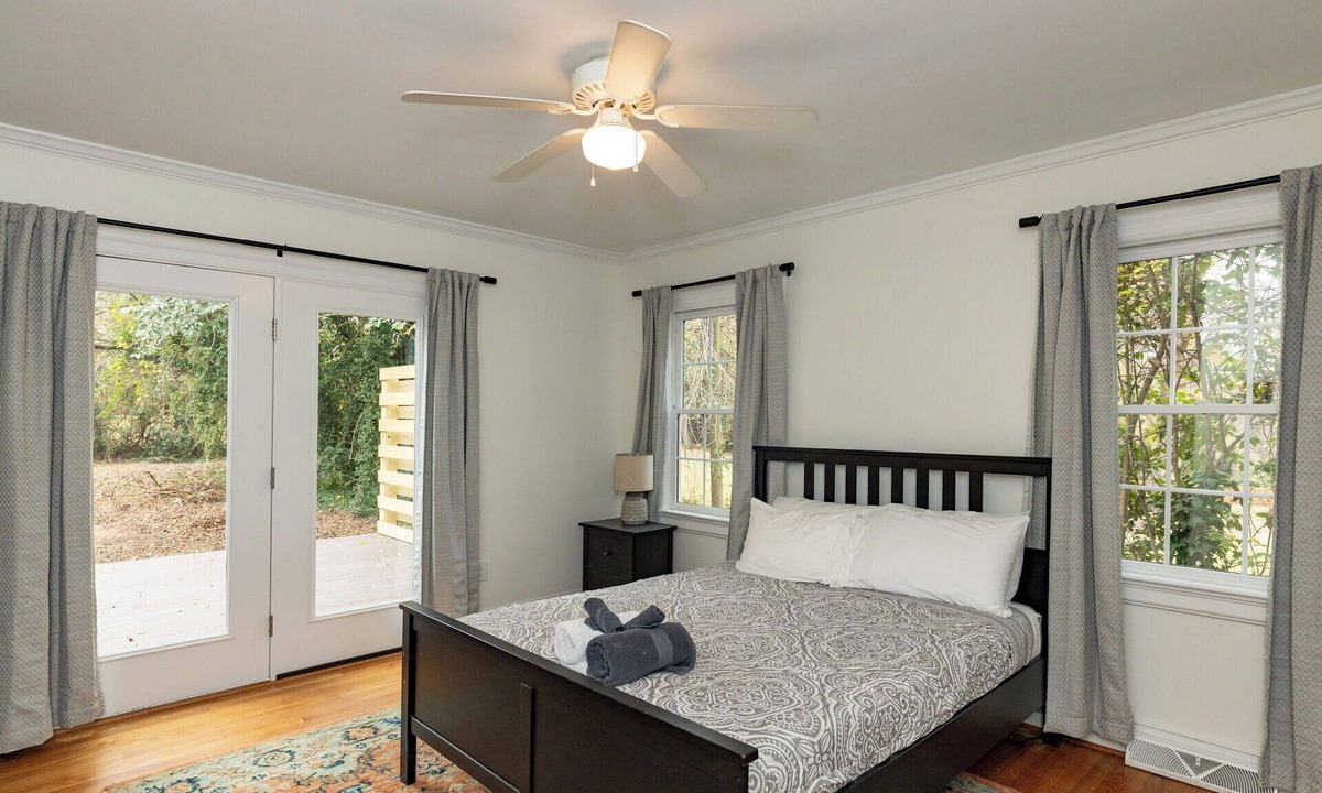 East Raleigh House | Oak City Craftsman|Dog-Friendly w/Gourmet Kitchen